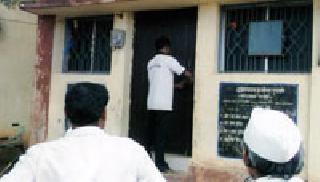 The locals locked the Gram Panchayat | पुलखलवासीयांनी ग्रामपंचायतीला ठोकले कुलूप The locals locked the Gram Panchayat | पुलखलवासीयांनी ग्रामपंचायतीला ठोकले कुलूप