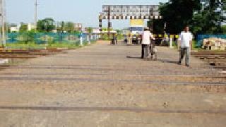 The track on the rail gate is dangerous | रेल्वे फाटकावरील ट्रॅक धोकादायक The track on the rail gate is dangerous | रेल्वे फाटकावरील ट्रॅक धोकादायक