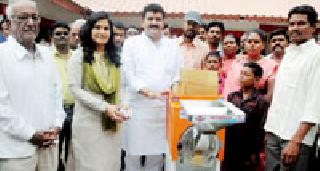 Mill mills to Kailashpuri farmer | कैलाशपुरीच्या शेतकऱ्याला पीठ गिरणी Mill mills to Kailashpuri farmer | कैलाशपुरीच्या शेतकऱ्याला पीठ गिरणी