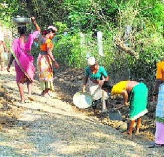 After a year, tribals received tribal wages | वर्षभरानंतर आदिवासींना मिळाली रोहयोची मजुरी After a year, tribals received tribal wages | वर्षभरानंतर आदिवासींना मिळाली रोहयोची मजुरी