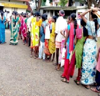 Range for 'base' in Jawhar | जव्हारमध्ये ‘आधार’साठी रांगा Range for 'base' in Jawhar | जव्हारमध्ये ‘आधार’साठी रांगा