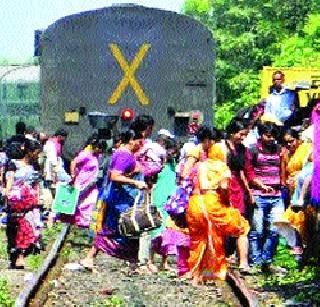 Workout of pilgrims at Veer station | वीर स्थानकावर प्रवाशांची कसरत