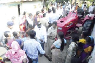 The child gets crushed under the tractor and dies of the child | ट्रॅक्टरखाली चिरडून बालकाचा मृत्यू The child gets crushed under the tractor and dies of the child | ट्रॅक्टरखाली चिरडून बालकाचा मृत्यू
