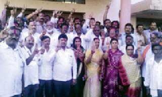 Farmer-farm worker's flag at Dhamangaon Market Committee | धामणगाव बाजार समितीवर शेतकरी-शेतमजूर पॅनेलचा झेंडा Farmer-farm worker's flag at Dhamangaon Market Committee | धामणगाव बाजार समितीवर शेतकरी-शेतमजूर पॅनेलचा झेंडा