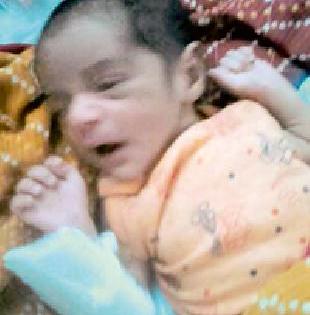 Newborn infant found near toilets at railway station | रेल्वे स्थानकावरील शौचालयाजवळ आढळले नवजात अर्भक Newborn infant found near toilets at railway station | रेल्वे स्थानकावरील शौचालयाजवळ आढळले नवजात अर्भक