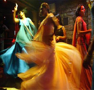 The dance bar's sound was influenced by Romanianians | डान्स बारचा नाद रोमानियनांना भोवला