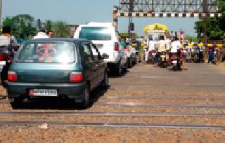 Stuck between stairs in the middle of the train track: | रेल्वे ट्रॅकच्या मधोमध अडकली वाहने :