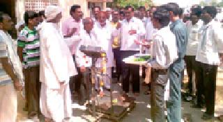 Buy 1,836 quintals of soybean on the first day | पहिल्याच दिवशी १ हजार ८३६ क्विंटल सोयाबीनची खरेदी Buy 1,836 quintals of soybean on the first day | पहिल्याच दिवशी १ हजार ८३६ क्विंटल सोयाबीनची खरेदी
