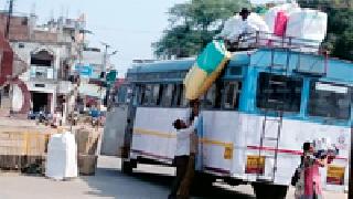 ST stopped at main circle | मुख्य चौकातच थांबली एसटी ST stopped at main circle | मुख्य चौकातच थांबली एसटी