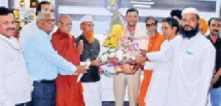 'SP' Felicitates by All Religions | सर्वधर्मीयांतर्फे ‘एसपीं’चा सत्कार 'SP' Felicitates by All Religions | सर्वधर्मीयांतर्फे ‘एसपीं’चा सत्कार