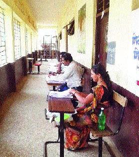 Lessons of voters on BLO centers | बीएलओ केंद्रांवर मतदारांची पाठ Lessons of voters on BLO centers | बीएलओ केंद्रांवर मतदारांची पाठ