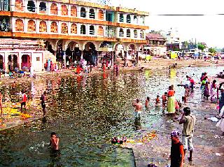 Patrol footpath, police will recommend | वस्त्रांतरगृह पाडाच, पोलीस करणार शिफार Patrol footpath, police will recommend | वस्त्रांतरगृह पाडाच, पोलीस करणार शिफार