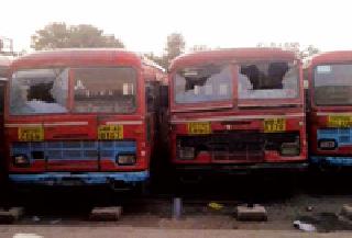 Disruption of buses at bus station | बसस्थानकावरील बसेसची तोडफोड Disruption of buses at bus station | बसस्थानकावरील बसेसची तोडफोड