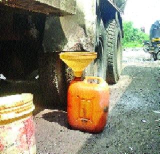 Petrol to 'tank' in the tanker | पेट्रोलचे ‘ते’ टँकर भरवस्तीतच उभे Petrol to 'tank' in the tanker | पेट्रोलचे ‘ते’ टँकर भरवस्तीतच उभे