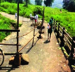 Traffic from dangerous bridge | धोकादायक पुलावरून वाहतूक