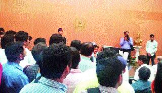 Professionals; Visitors Education | व्यावसायिकांना पायघड्या; अभ्यागतांना शिक्षा Professionals; Visitors Education | व्यावसायिकांना पायघड्या; अभ्यागतांना शिक्षा