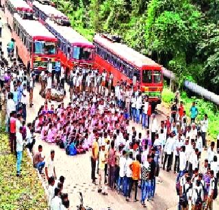 Stop the paths of angry students | पाटसला संतप्त विद्यार्थ्यांचा रास्ता रोको Stop the paths of angry students | पाटसला संतप्त विद्यार्थ्यांचा रास्ता रोको