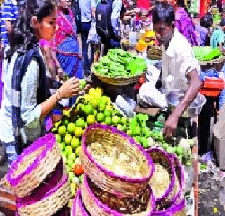 A crowd in the market for the purchase of Navratras | नवरात्रौत्सवानिमित्त खरेदीसाठी बाजारपेठेत गर्दी