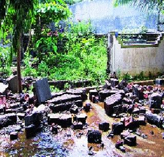 The flood water enters the house | ओढ्याचे पाणी शिरले घरांत The flood water enters the house | ओढ्याचे पाणी शिरले घरांत