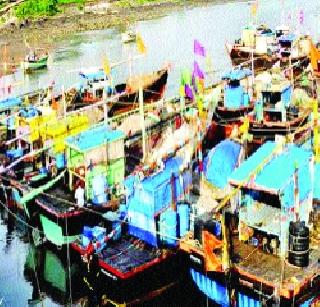 Boat shore due to the storm | वादळामुळे नौका किनाऱ्यावर