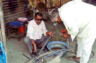 They do 'do' in the blindness cycle repair | अंधत्वातही ‘ते’ करतात सायकल दुरूस्ती They do 'do' in the blindness cycle repair | अंधत्वातही ‘ते’ करतात सायकल दुरूस्ती