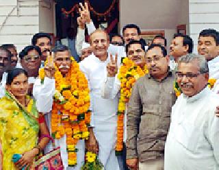 Chandpur's market committee's chairmanship of cooperative group | चांदूरच्या बाजार समितीचे सभापतिपद सहकार गटाकडे Chandpur's market committee's chairmanship of cooperative group | चांदूरच्या बाजार समितीचे सभापतिपद सहकार गटाकडे