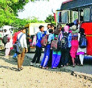 Basathamba on one hand; Traveler on the other hand | बसथांबा एकीकडे; प्रवासी दुसरीकडे