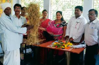 Farmers gave the officials the bundle of funds | शेतकऱ्यांनी अधिकाऱ्यांना दिल्या धानाच्या पेंढ्या Farmers gave the officials the bundle of funds | शेतकऱ्यांनी अधिकाऱ्यांना दिल्या धानाच्या पेंढ्या