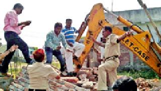 Stacked up against encroachment team | अतिक्रमणविरोधी पथकावर दगडफेक