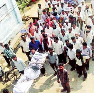 The symbolic funeral of the government for the drinking water | धानाच्या पाण्यासाठी सरकारची प्रतिकात्मक प्रेतयात्रा