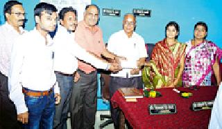 Kesori Gram Panchayat honored by the Insurance Village Award | विमा ग्राम पुरस्काराने केशोरी ग्रामपंचायत सन्मानित