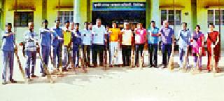 In Tiroda Krusbas the Sanitation campaign started | तिरोडा कृउबासमध्ये स्वच्छता अभियानाला सुरुवात In Tiroda Krusbas the Sanitation campaign started | तिरोडा कृउबासमध्ये स्वच्छता अभियानाला सुरुवात