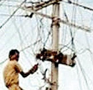 The burden of the work of the electricity company | वीज कंपनीच्या कामांचे ओझे नवशिक्यांवर