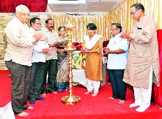 Launch of the literary gathering begins with the poet | साहित्यिक मेळाव्याला कविसंमेलनाने प्रारंभ Launch of the literary gathering begins with the poet | साहित्यिक मेळाव्याला कविसंमेलनाने प्रारंभ