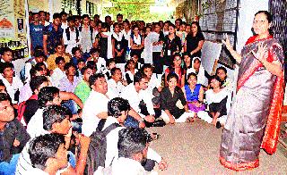 Students' movement for examination entrance | परीक्षा प्रवेशपत्रासाठी विद्यार्थ्यांचे आंदोलन Students' movement for examination entrance | परीक्षा प्रवेशपत्रासाठी विद्यार्थ्यांचे आंदोलन