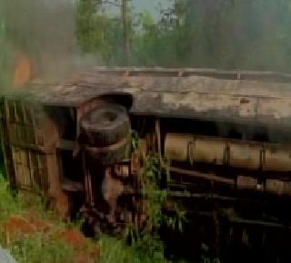 A bus-truck collided with Andhra Pradesh and killed 13 people | आंध्र प्रदेशमध्ये बस-ट्रकची टक्कर होऊन १३ ठार