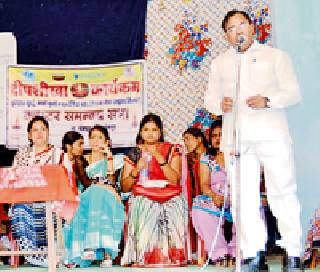 Women should develop development through self-respect | महिलांनी स्वयंभू विचारातून विकास साधावा Women should develop development through self-respect | महिलांनी स्वयंभू विचारातून विकास साधावा