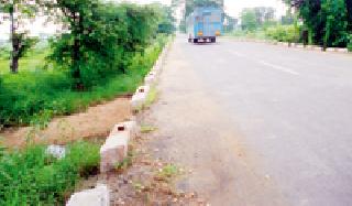 Due to lack of rocks on the bridge, the danger of accidents increased | पुलावरील कठड्यांअभावी अपघाताचा धोका वाढला