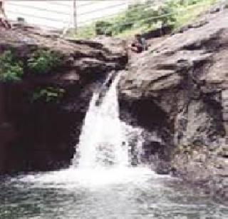 Three dead in Goregaon flooded by waterfall | धबधब्यात बुडून गोरेगावमधील तिघांचा मृत्यू