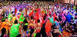 Thunderstruck; Crowd for dandiya | थिरकली तरुणाई; दांडियासाठी गर्दी