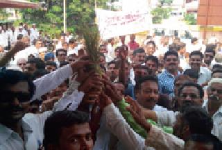 Stop the way for farmers' demand | शेतकऱ्यांच्या मागणीसाठी लाखनीत रास्ता रोको Stop the way for farmers' demand | शेतकऱ्यांच्या मागणीसाठी लाखनीत रास्ता रोको