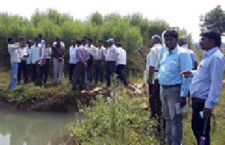 Farmers survey of agricultural experts | कृषिशास्त्रज्ञांकडून शेतशिवाराची पाहणी Farmers survey of agricultural experts | कृषिशास्त्रज्ञांकडून शेतशिवाराची पाहणी