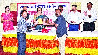 The pride of donors | रक्तदात्यांचा गौरव The pride of donors | रक्तदात्यांचा गौरव