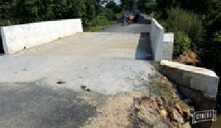 One and a half million passes before the traffic was lost | रहदारीपूर्वीच दीड कोटींचा रस्ता खचला One and a half million passes before the traffic was lost | रहदारीपूर्वीच दीड कोटींचा रस्ता खचला