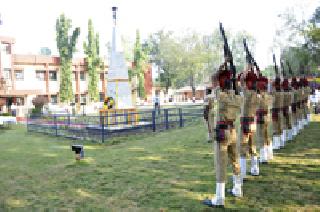 434 officers and employees of police headquarters salute | पोलीस मुख्यालयात ४३४ अधिकारी, कर्मचाऱ्यांना मानवंदना 434 officers and employees of police headquarters salute | पोलीस मुख्यालयात ४३४ अधिकारी, कर्मचाऱ्यांना मानवंदना