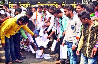 राष्ट्रवादी युवक कॉँग्रेसकडून ’त्या’ आदेशाची होळी