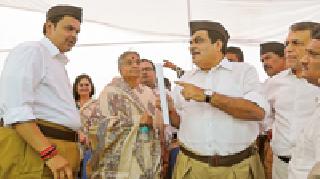 Chief Minister, Gadkari Sangh in uniform | मुख्यमंत्री, गडकरी संघ गणवेशात