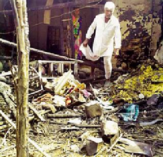 Fire at two houses in Aggaon | अडगाव येथे आगीत दोन घरे भस्मसात Fire at two houses in Aggaon | अडगाव येथे आगीत दोन घरे भस्मसात