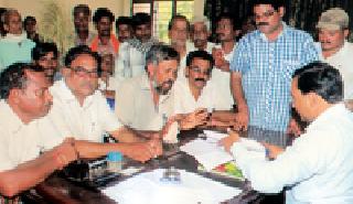 Farmers' demand to declare drought | दुष्काळ घोषित करण्याची शेतकऱ्यांची मागणी Farmers' demand to declare drought | दुष्काळ घोषित करण्याची शेतकऱ्यांची मागणी