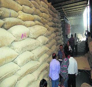 Akola stock of 40 lacs worth of pulses seized | अकोला येथे ४0 लाखाचा तूर डाळीचा साठा जप्त Akola stock of 40 lacs worth of pulses seized | अकोला येथे ४0 लाखाचा तूर डाळीचा साठा जप्त